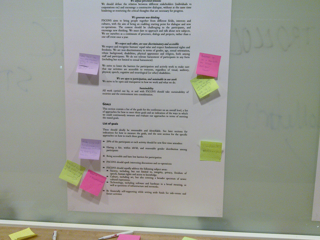 "Photo of comments to the manifesto - License: CC-BY-SA 2.0"